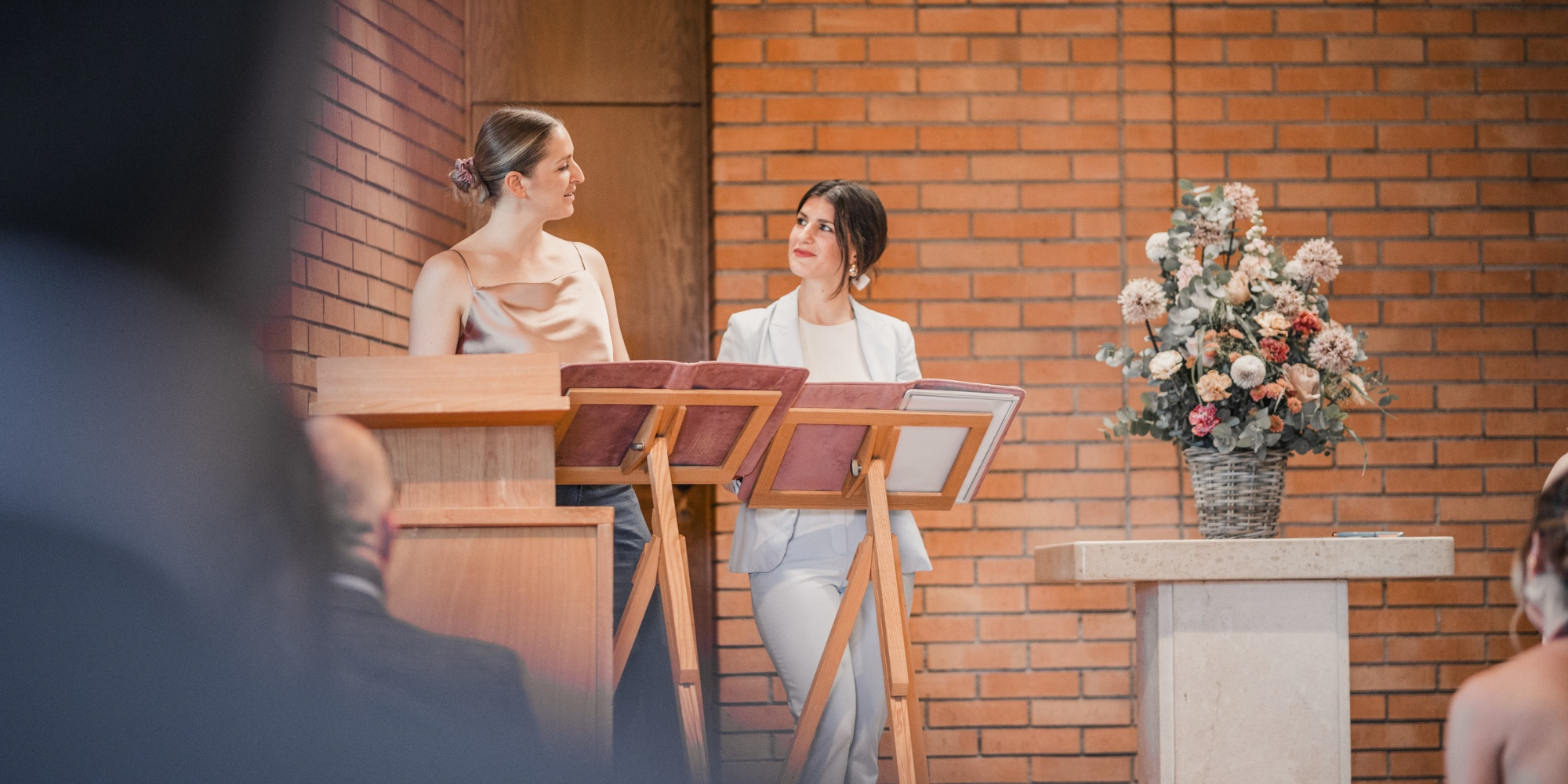 Devenir officiant de cérémonie laïque: le guide complet pour se former et se lancer